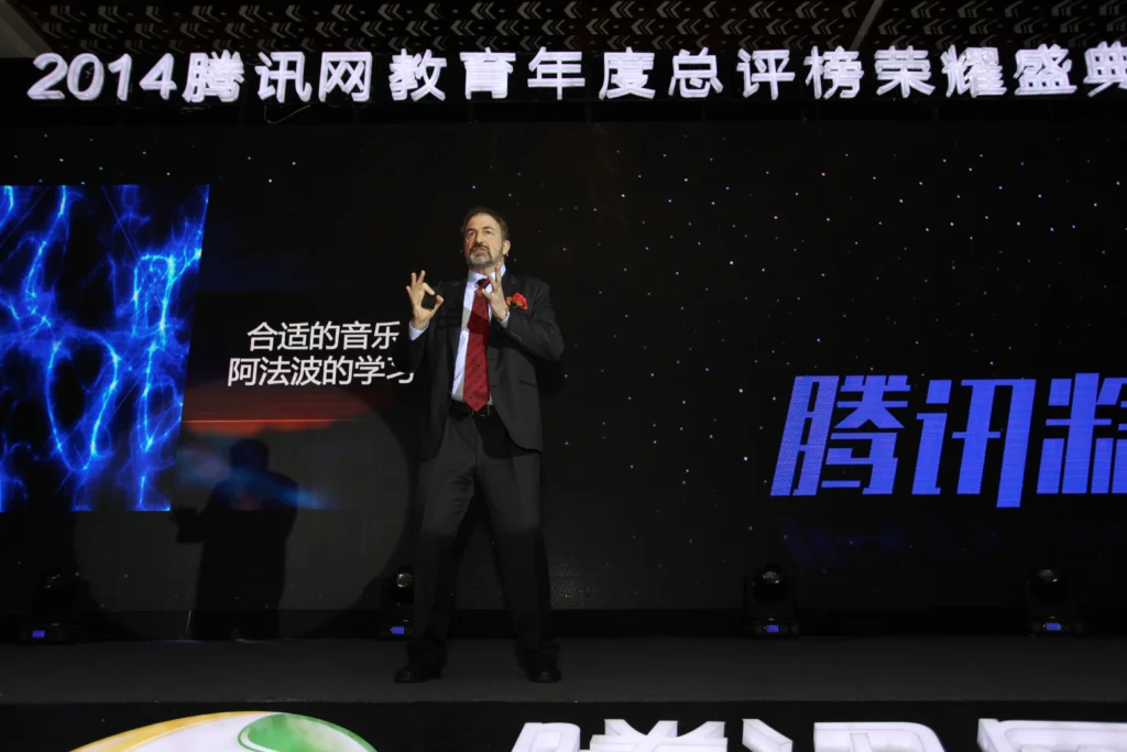 Chris Lonsdale delivering his keynote in Mandarin on stage at the 2014 Tencent Education awards in Beijing
